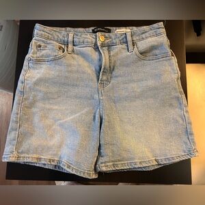 BCBGeneration Women’s Light Blue Denim Boyfriend Shorts size 9/29